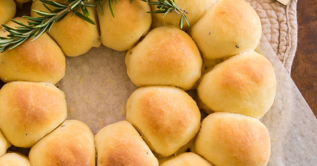 Thermomix recipe: Rosemary Buttermilk Roll Wreath | Tenina.com