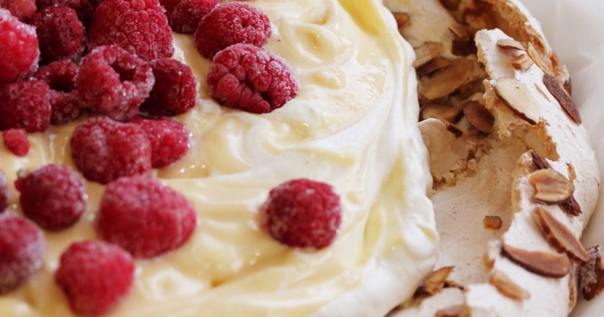Thermomix recipe: Lemon Meringue Pavlova with Almonds | Tenina.com