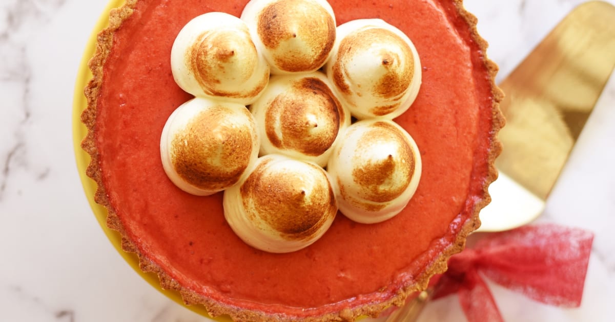 Thermomix recipe: Strawberry Meringue Pie With Rose | Tenina.com