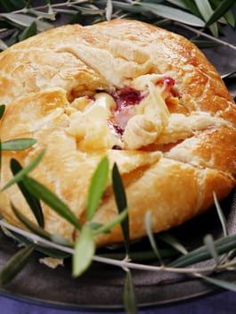 Baked Brie with Cranberry Sauce en Croute