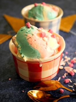 Bubblegum Ice cream in a cup P TENINA