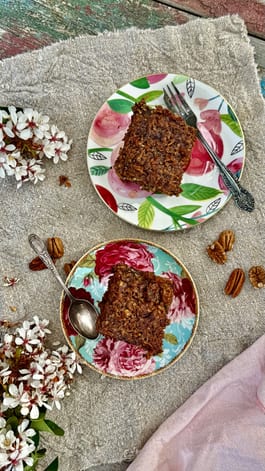 Spiced Oat Cake with Caramelised Pecan Icing