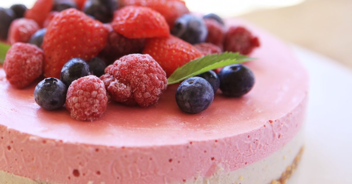 Thermomix recipe: Vanilla & Strawberry Layer Cake | Tenina.com