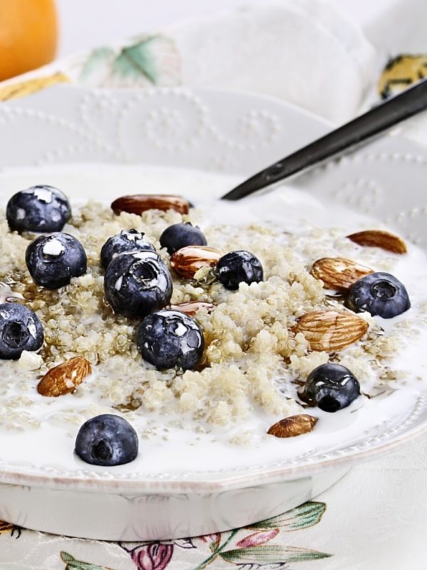 Quinoa porridge with almonds